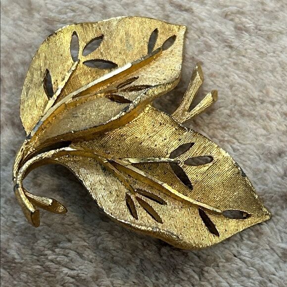 Vintage signed BSK Elegant Gold Leaf Brooch - Picture 5 of 5